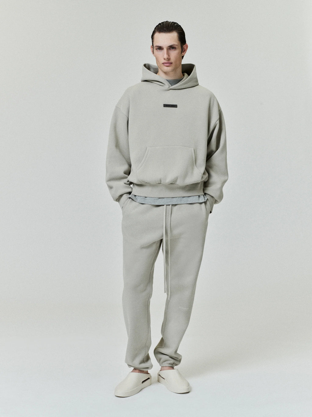 Polera para Hombre ESSENTIALS Classic Fleece Hoodie Gris
